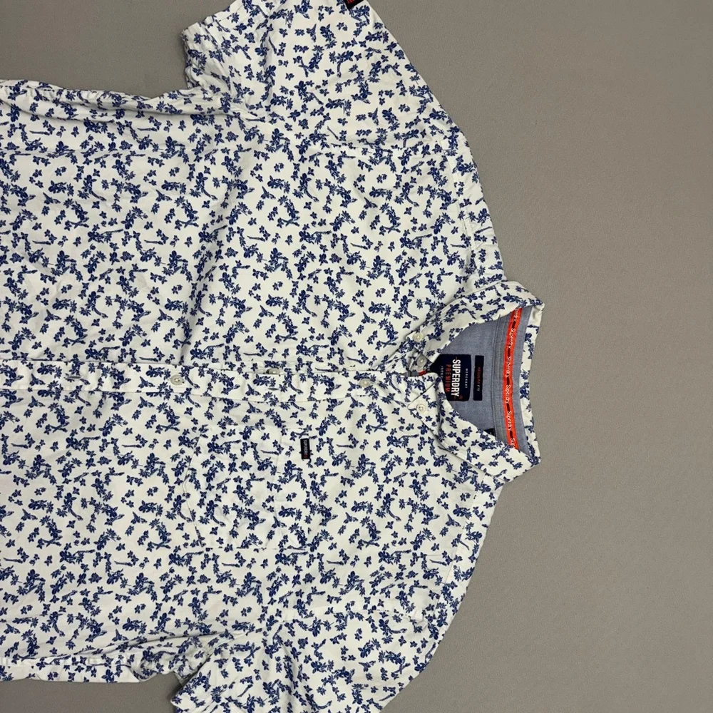 Superdry Men’s White Short-Sleeve Button-Up with Blue Floral Print XL - Picture 2 of 9